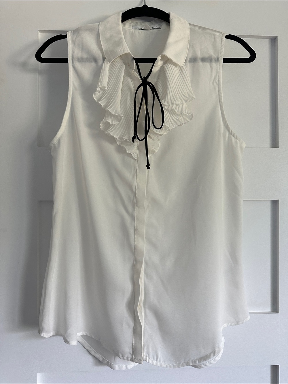 5 for $25 // Fourteenth Place sleeveless ruffle white blouse medium